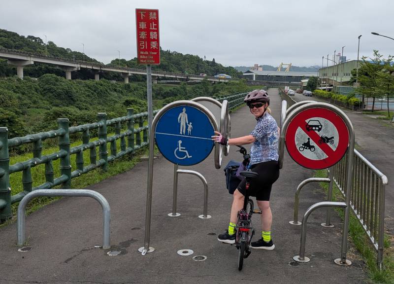 More of the traffic calming measures on the cycle path. Taipei, 16 Apr 2026.