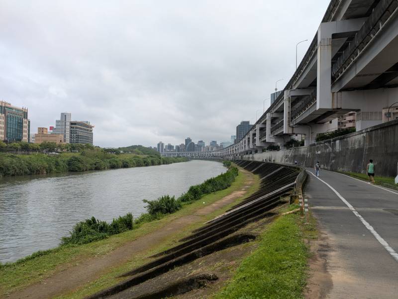 Cycle path along Keelung river, central Taipei. 16 Apr 2026.
