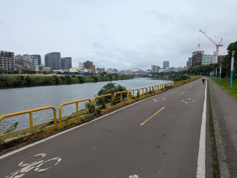 Cycle path along Keelung river, Taipei. 16 Apr 2026.