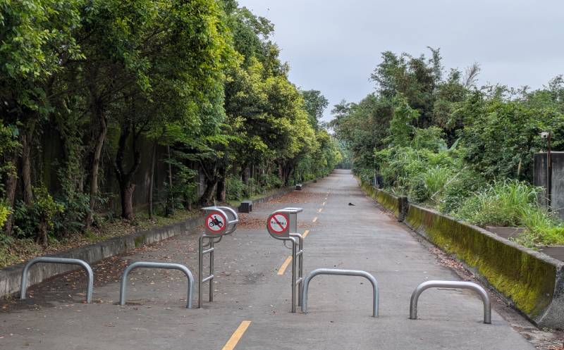 Some of the traffic calming measures on the cycle path. Taipei, 16 Apr 2026.